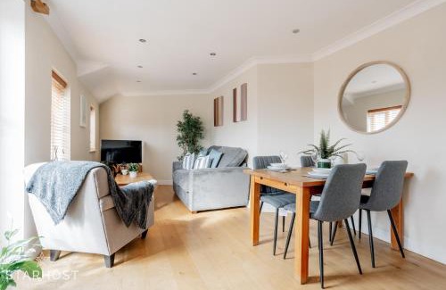 Newbury Apartment | StarHost Residences - Smart 2 Bedroom Apartment in Newbury