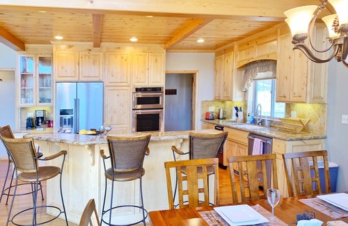 Castle Glen Estates Cabin | Starlight Chalet 4b4b, Mins to Slopes,Game Rm,EV charger,Luxury new home