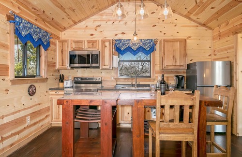 Llano Cabin | Starry Night | Romantic Hill Country Cabin, Hot Tub, Full Kitchen, Pet Friendly w/fee