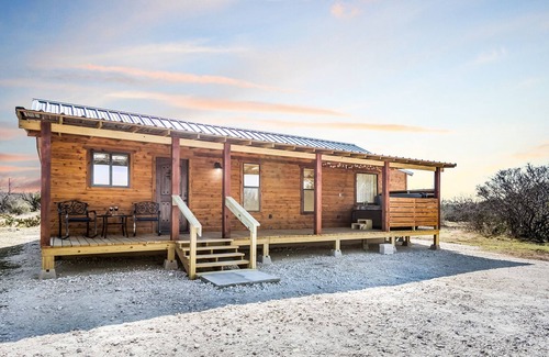Llano Cabin | Starry Night | Romantic Hill Country Cabin, Hot Tub, Full Kitchen, Pet Friendly w/fee