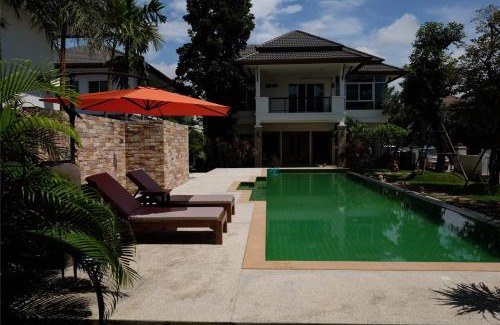 San Kamphaeng Villa | Starry Night Villa by Zhang Bin