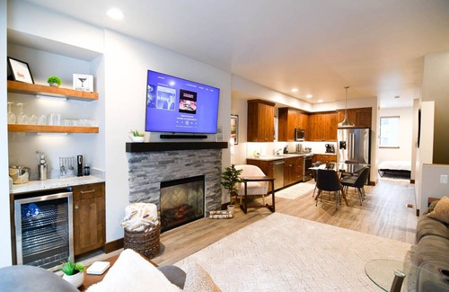 McCall House | Stars over Silverpine - Downtown McCall - Walk to Payette Lake - Garage - WiFi