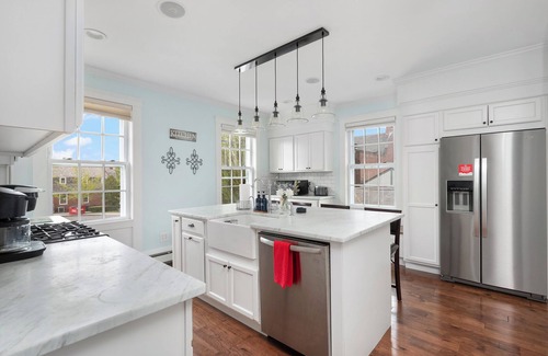 Bristol Apartment | State & Hope St - On parade route. Close to water!