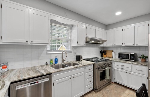 Potomac West House | Stately 5BR Historic Retreat - CozySuites