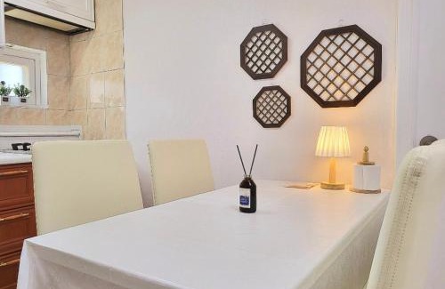 Songjung-dong Apartment | STAY at Miasageori #Up to 6 people #Subway 2 min #Airport bus 2 min #Dongdaemun 10 min #Myeongdong 15 min #Seoul Station 20 min #Gyeongbokgung Palace, Seongsu, Hongdae 25 min #Itaewon 30 min #Gangnam 40 min