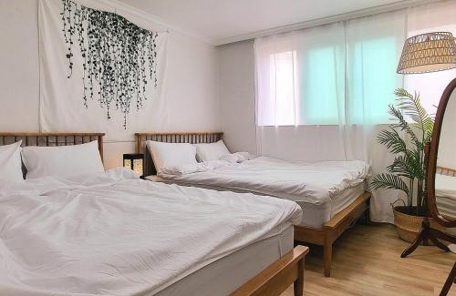 Songjung-dong Apartment | STAY at Miasageori #Up to 6 people #Subway 2 min #Airport bus 2 min #Dongdaemun 10 min #Myeongdong 15 min #Seoul Station 20 min #Gyeongbokgung Palace, Seongsu, Hongdae 25 min #Itaewon 30 min #Gangnam 40 min