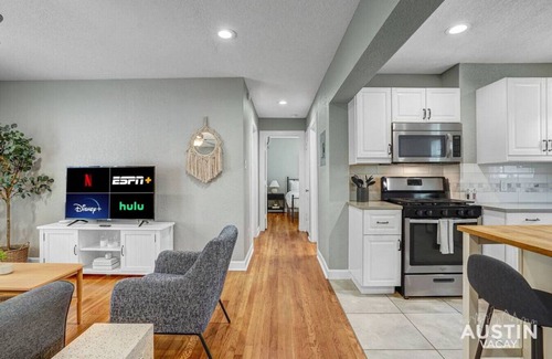Westfield Apartment | Stay Cute And Cool! 4 Minutes From Deep Eddy Pool