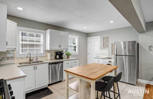 Westfield Apartment | Stay Cute And Cool! 4 Minutes From Deep Eddy Pool