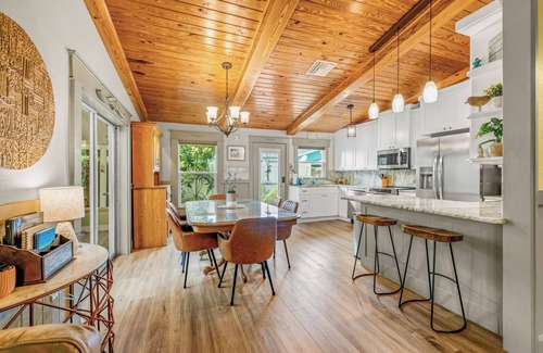 Weeki Wachee Gardens House | Stay directly on crystal clear waters of Weeki Wachee River with your own beach!