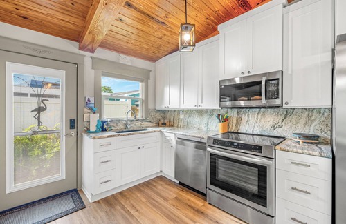 Weeki Wachee Gardens House | Stay directly on crystal clear waters of Weeki Wachee River with your own beach!