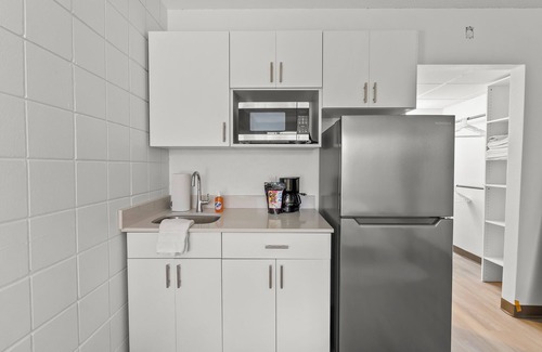 Cedar Falls Apartment | Stay Downtown, Free Gated Parking, Renovated Studio! 524