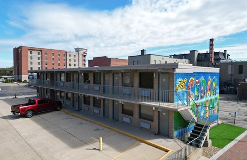 Cedar Falls Apartment | Stay Downtown, Free Gated Parking, Renovated Studio! 524