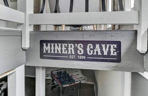 Victor House | Stay in a Historic Gold Mine Town w/Mountain Views