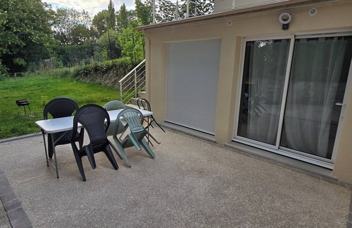 Coulommiers Apartment | Stay in a peaceful, quiet, leafy setting. Ideal for families.