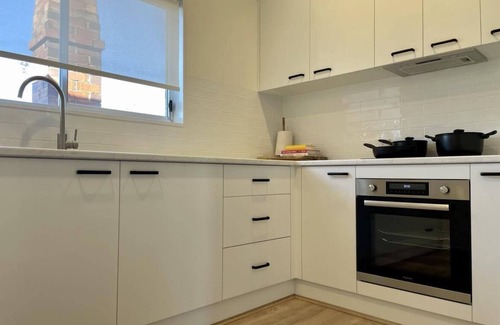 Turvey Park Apartment | Stay in charming apartment in Grandview Building, Turvey Park. Free Wifi.