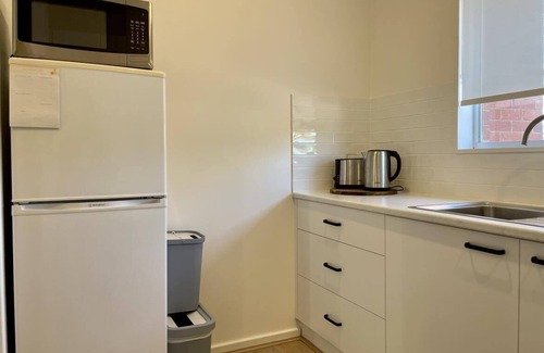 Turvey Park Apartment | Stay in charming apartment in Grandview Building, Turvey Park. Free Wifi.
