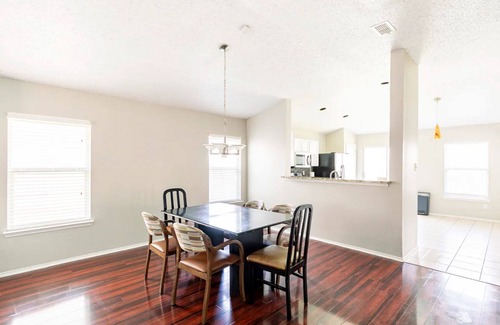 Southeast Arlington House | Stay in our World of Comfort
