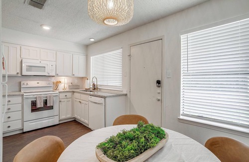 Benbrook House | Stay Local in the Fort