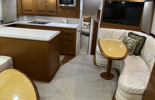 Northeast Pensacola Boat Rental | Stay on a luxurious yacht, a nature lover’s dream. Experience tranquility.