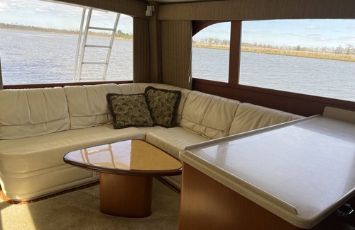 Northeast Pensacola Boat Rental | Stay on a luxurious yacht, a nature lover’s dream. Experience tranquility.