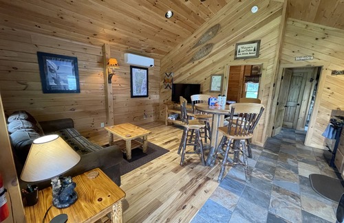 East Burke Cabin | Stay on Kingdom Trails in a one bedroom cabin!