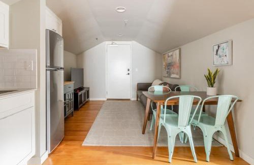 Kerns Apartment | Stay Portland - Cozy Attic Hideaway in Laurelhurst