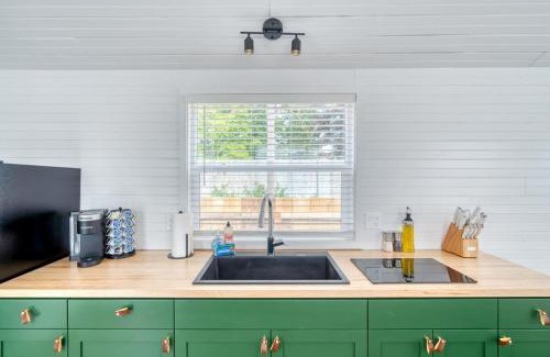 Overlook Apartment | Stay Portland - Noir-Emerald Modern TinyLux in Portland