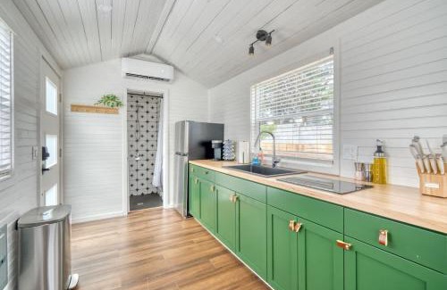 Overlook Apartment | Stay Portland - Noir-Emerald Modern TinyLux in Portland