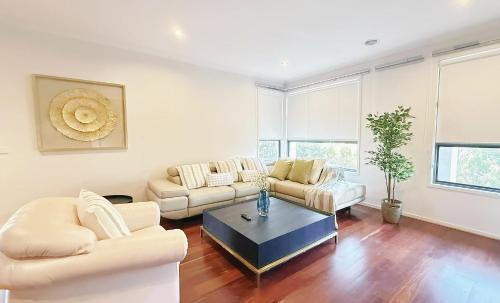 Sanctuary Lakes House | StayAU 5BR Idyllic Lakefront Escape Point Cook