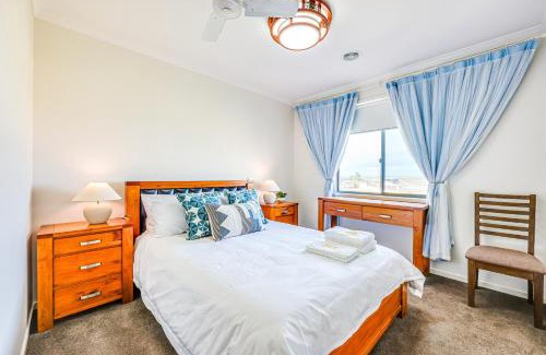 Sanctuary Lakes House | StayAU 5BR Idyllic Lakefront Escape Point Cook