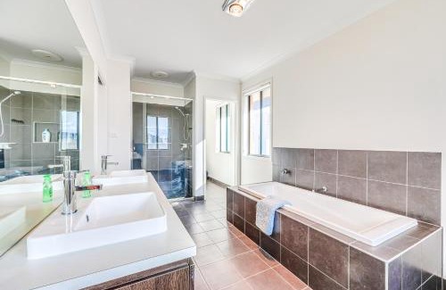 Sanctuary Lakes House | StayAU 5BR Idyllic Lakefront Escape Point Cook