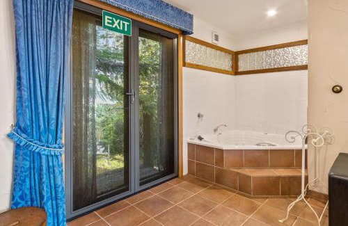 Mount Dandenong House | StayAU Bayview Candlewick Suite SPA in Dandenong