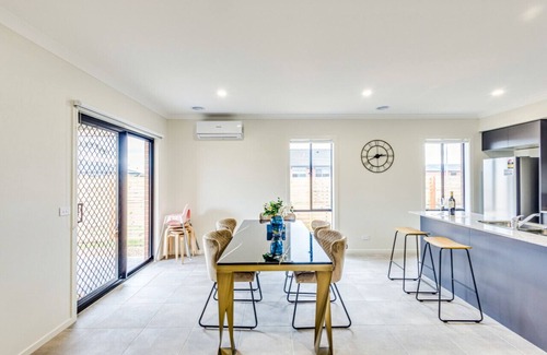 Wyndham Vale House | StayAU Charming 4BR Retreat in Wyndham Vale
