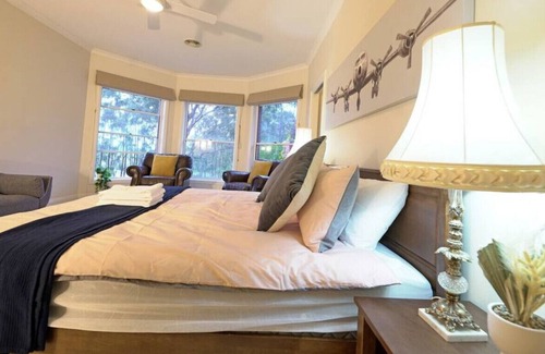 Heathcote Villa | StayAU Heathcote Vineyard Stay 5 BRM Villa with Pool BBQ