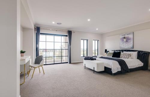 Mambourin House | StayAU Spacious 6BR House with Pool Table Urban Home