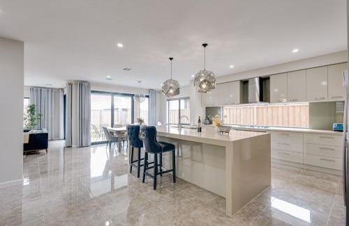 Mambourin House | StayAU Spacious 6BR House with Pool Table Urban Home