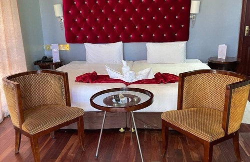 Francistown Bed & Breakfast | Staybridge Riverside & Spa