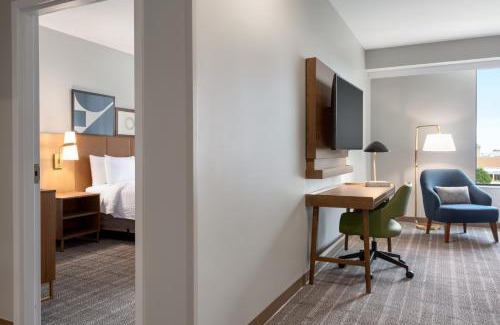 Saint-Laurent Hotel | Staybridge Suites Montreal Airport - St-Laurent by IHG