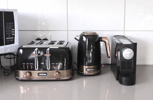 Heidelberg West Apartment | StayCentral - Heidelberg Heights Penthouse - Waterdale Road, Heidelberg Heights - 2 Bedrooms, 2 Beds, 1 Bathrooms, 1 secure undercover parking spot (extra parking on street).