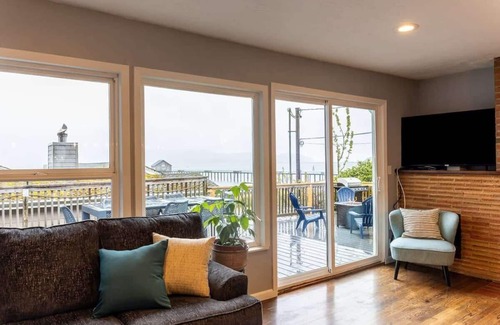 Garibaldi House | #StayinMyDistrict Garibaldi Gorgeous Bay Views