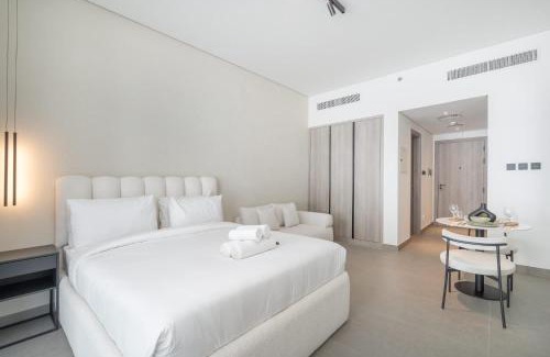 Jumeirah Village Circle Apartment | StayShort - Chic Studio in Oxford Terraces with Pool & Gym