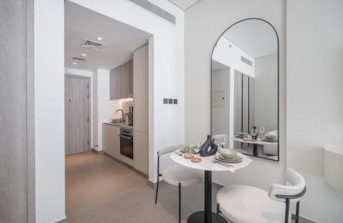 Jumeirah Village Circle Apartment | StayShort - Chic Studio in Oxford Terraces with Pool & Gym