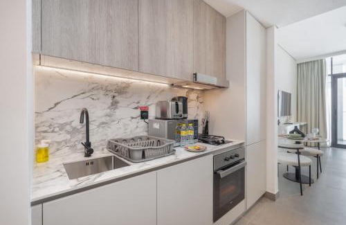 Jumeirah Village Circle Apartment | StayShort - Chic Studio in Oxford Terraces with Pool & Gym