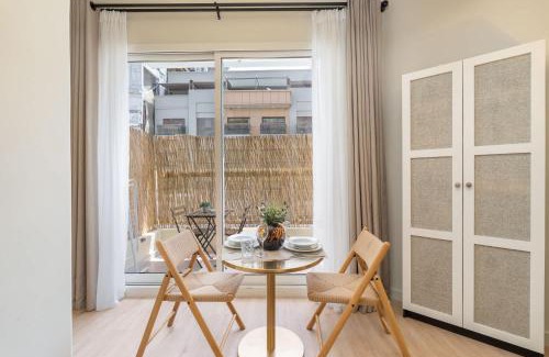Jumeirah Village Triangle Apartment | StayShort - Cozy Apartment in JVT Sleeps 4 with Balcony