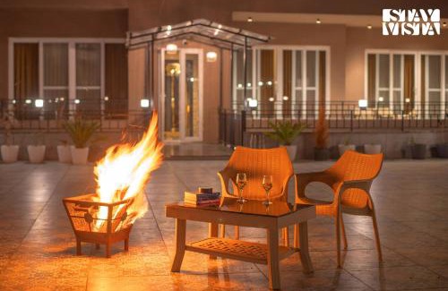 Kaul Apartment | StayVista at The Himalayan Echo with Lawn, Bonfire