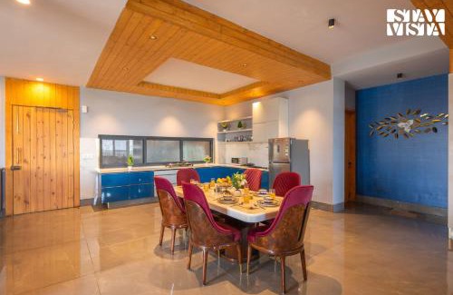 Kaul Apartment | StayVista at The Himalayan Echo with Lawn, Bonfire