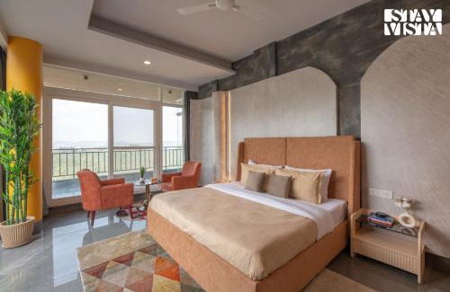 Kaul Apartment | StayVista at The Himalayan Echo with Lawn, Bonfire