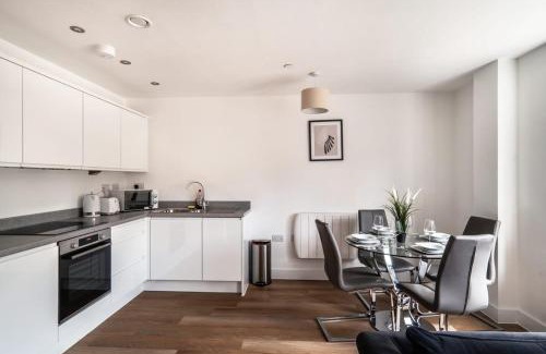 Old Trafford Apartment | StayZeni, Alexandra Rise Manchester Roomy 1 Bed