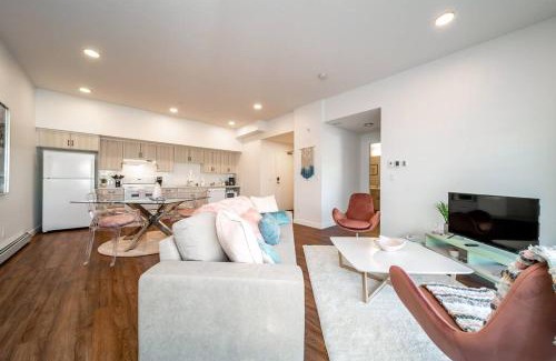 West Edmonton Apartment | Steamy Romantic Greek Corneer Suite King U/G Wifi