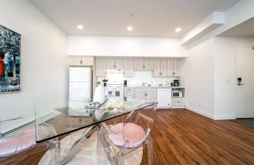 West Edmonton Apartment | Steamy Romantic Greek Corneer Suite King U/G Wifi